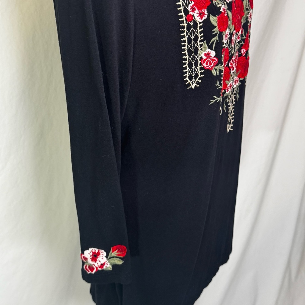 Paparazzi Embroidered Floral Black Top Women’s Size Medium - Picture 4 of 7